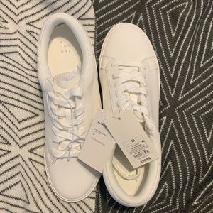 a new. day shoes. Size 10, white